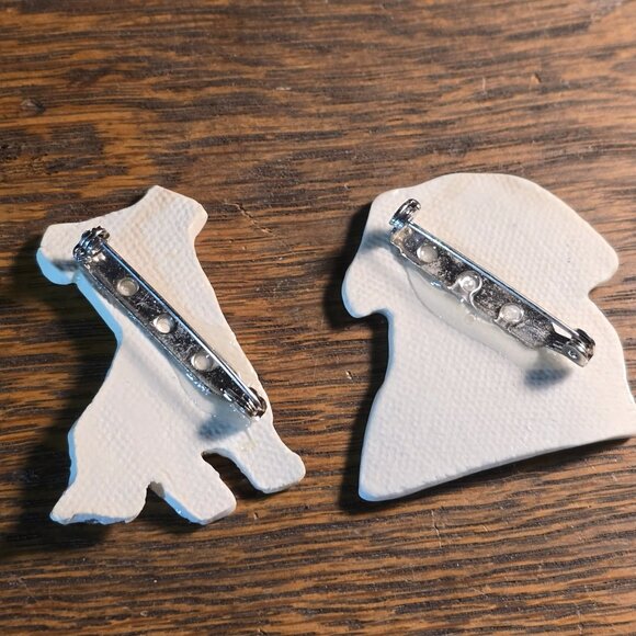 Two ceramic white dog brooches. Bichon Frise? West Highland White? Malti-poo? - Picture 3 of 4